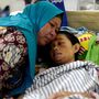 Cunami során megsérült lány édesanyjával kórházban Kalianda Lampung tartományban, Indonéziában 2018. december 25-én