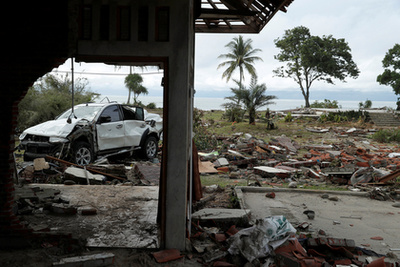 Fotóriporter fényképez az indonéziai Caritában 2018. december 25-én, három nappal a Jáva és Szumátra szigetek közötti Szunda-szoros térségében, Banten és Lampung tartományokban keletkezett szökőár után.