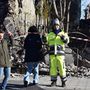 Civil biztonsági munkás Zafferana Etnea településen, közel Catania-hoz egy sérült épület mellett a 4.8-as erősségű földrengés után 2018.december 26-án