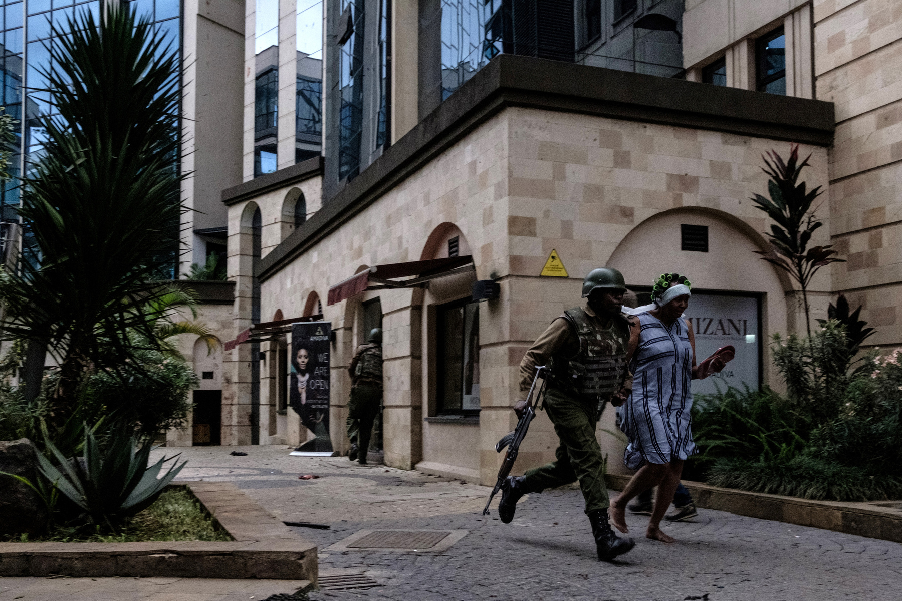 A terroristák által megtámadott nairobi épületegyüttesből térnek vissza rendőrök 2019. január 16-án.