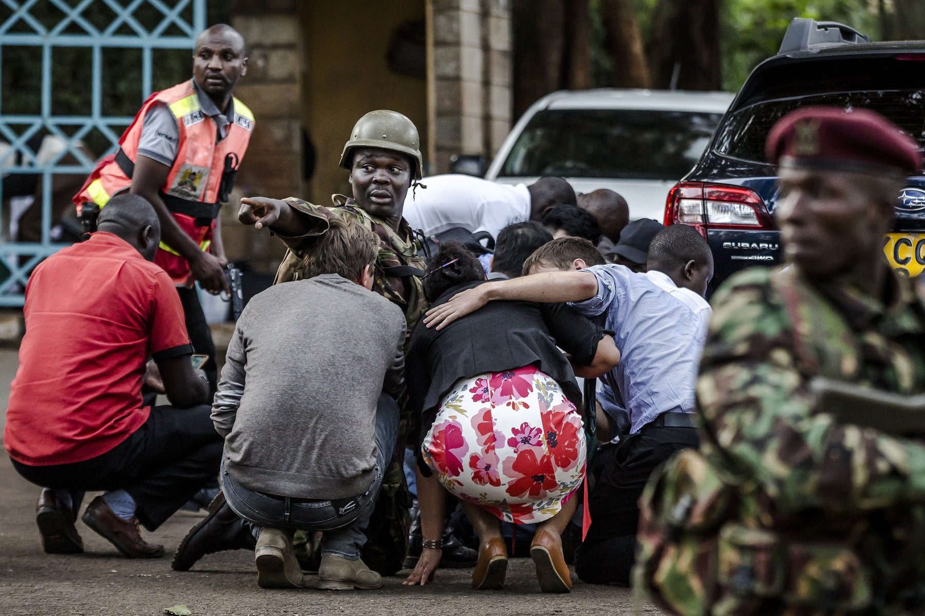 A terroristák által megtámadott nairobi épületegyüttesből térnek vissza rendőrök 2019. január 16-án.