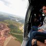 Jair Bolsonaro, Brazília elnöke helikopterről szemléli a pusztulást.