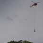 Holttestet visz a tűzoltóság mentőhelikoptere