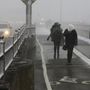 Hóviharban gyalogosok a New York-i Brooklyn hídon 2019. január 30-án.