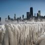 Iskolák zártak be, felfüggesztették a postai szolgáltatásokat és több mint ezer járatot töröltek Chicagóban az extrém hideg miatt.