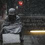 Egy hajléktalan ül egy New York-i utcán január 30-án.