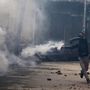 Kasmíri muzulmán tüntető visszadob egy könnygázgránátot indiai rendőrökre Szrinagarban 2019. február 26-án. A tiltakozást az váltotta ki, hogy a Nemzeti Nyomozó Ügynökség házkutatást tartott Mohammad Jaszin Maliknak, a kasmíri muzulmán szakadárok legfőbb vezetőjének és más szeparatista vezetőknek a házában.