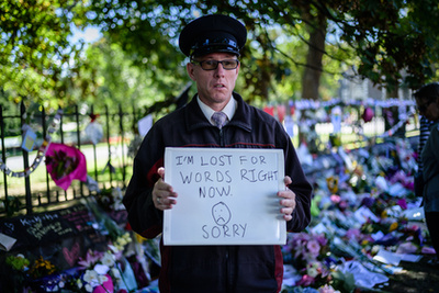 Sandy McGregor az áldozatoknak kitett virágok mellett üzente, hogy mennyire borzalmas, nem láthatjuk többet a szép arcukat