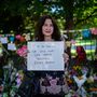 Sandy McGregor az áldozatoknak kitett virágok mellett üzente, hogy mennyire borzalmas, nem láthatjuk többet a szép arcukat
