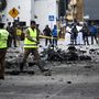 Tűzszerészek vizsgálják át egy felrobbantott autó maradványait