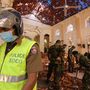 A rendőrség átvizsgálja a robbantás egyik helyszínét a Srí Lanka-i fővároshoz közeli Negombo felrobbantott templomában