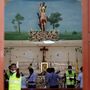 Rendőrök helyszínelnek a Szent Sebestéyn templomban Negombo városában
