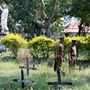 Rendőrök vizsgálják át a temetőt, ahol a merényletek áldozatait készülnek eltemetni