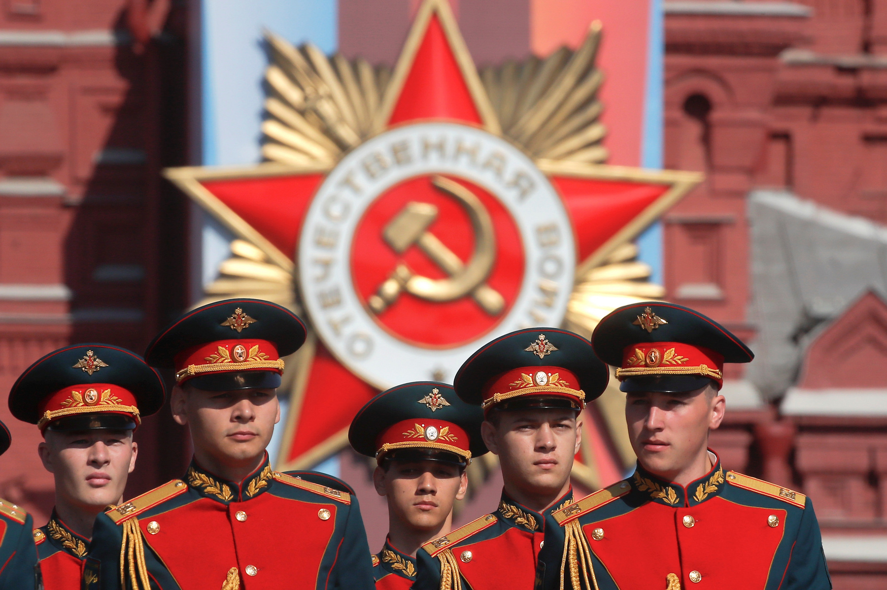 Sarló és kalapács, kommunista szimbólum, amely kifejezi a kommunizmussal, valamely kommunista párttal vagy állammal való kötődést