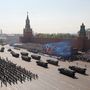 Katonai járművek vonulnak a Vörös téren