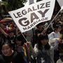 Az azonos neműek házasságát támogatók a tajpeji parlament előtt 2019. május 17-én