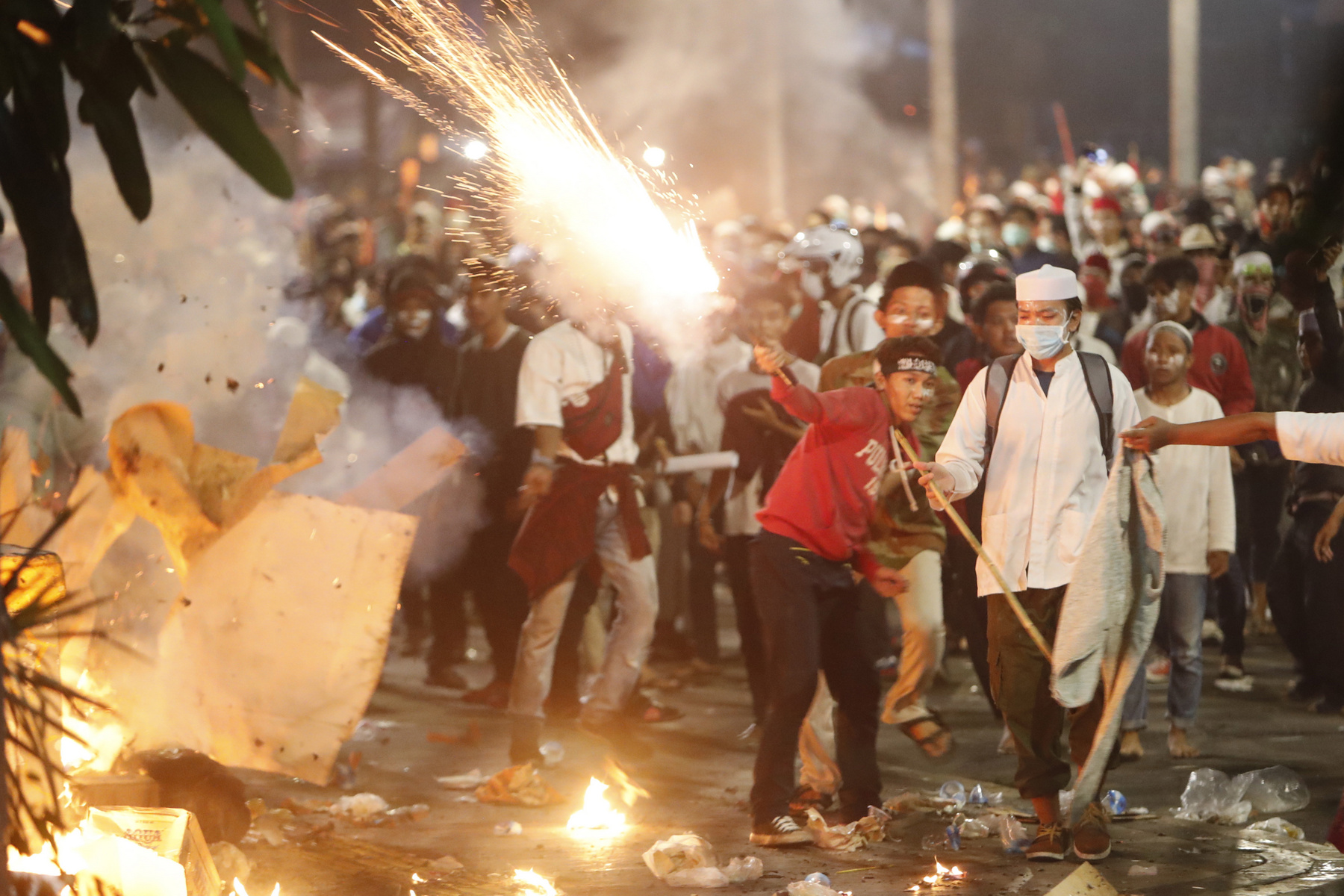 Rendőrök és a tüntetők Jakartában 2019. május 22-én
