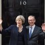 Theresa May és férje Philip John May 2016 július 13-án a Downing Street 10 előtt. Ekkor lett a Theresa May, a korábbi belügyminiszter az Egyesült Királyság második női miniszterelnöke. A pozíciót David Camerontól vette át, aki előtte két nappal jelentette be a lemondását. 