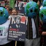 „Egy világnyi indok arra, hogy ellenálljunk Trumpnak” – szól a tábla a környezetvéldemi aktivisták kezében, akik szintén részt vesznek az amerikai elnök elleni demonstráción. Sokan a fejükre szomorú arcú papírmasé-földgömböt húztak, a kép baloldalán pedig „Tegyük újra naggyá a bolygót”-felirat feszít egy pólón – utalva Trump híres kampányszlogenjére, amivel megnyerte a 2016-os elnökválasztást.