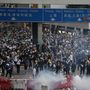 Tüntetők a kiadatási egyezmény ellen csapnak össze rohamrendőrökkel Hongkongban 2019. június 12-én