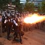 Rohamrendőrök lövik könnygázzal a tüntetőket Hongkongban 2019. június 12-én