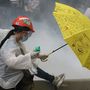 Esernyős tüntető Hongkongban 