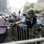 Rohamrendőrök csapnak össze a tüntetőkkel Hongkongban 2019. június 12-én