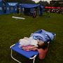 Kislány alszik az ideiglenes táborban, ahova a földrengés után elhelyezték a túlélőket