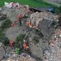 Drón felvétel az összedőlt épületekről és a kutató mentőalakulatokról