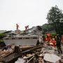 Mentőalakulatok keresik az összedőlt épületeknél a lehetséges túlélőket a 6-os erősségű földrengés után Yibin városában, Kínában 2019. június 18-án