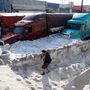 Jégdarabkákkal borított utcán megy egy férfi egy hatalmas vihart követően a mexikói Guadalajarában 2019. június 30-án