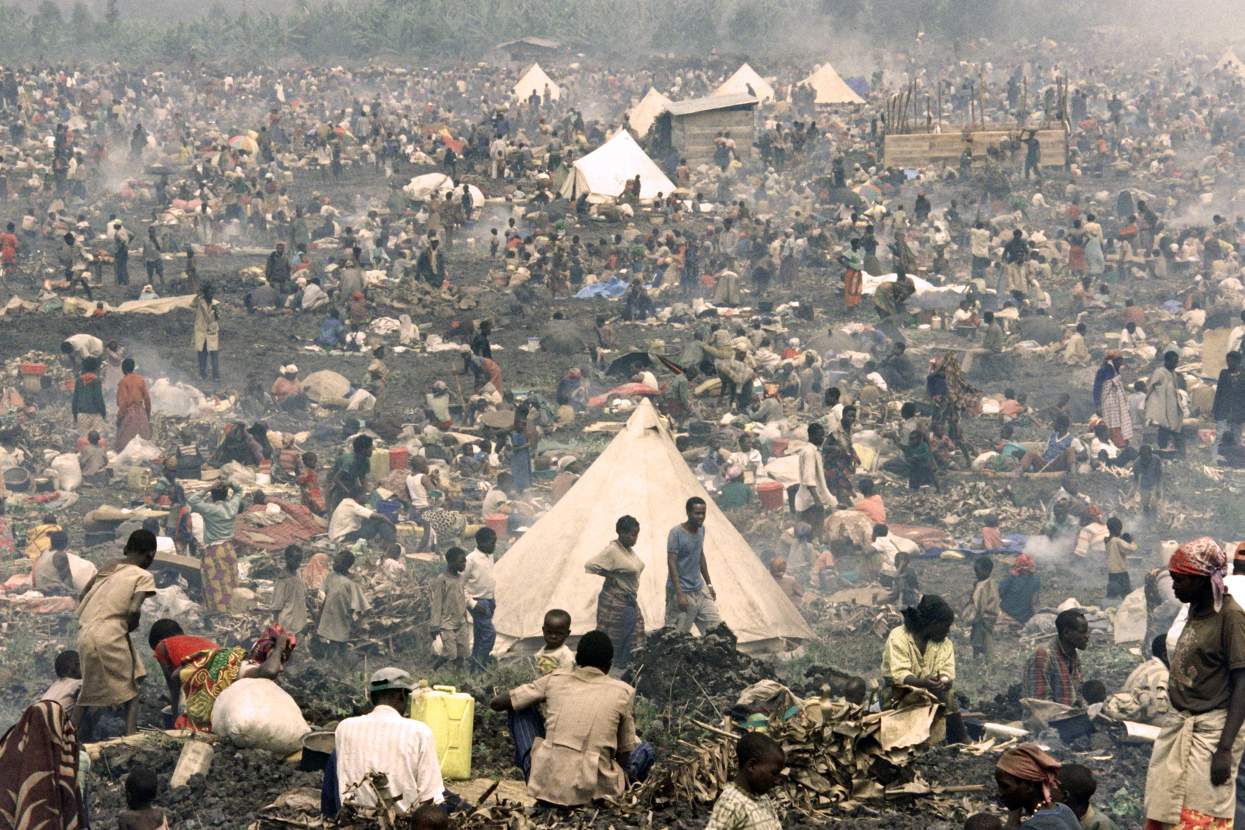 A béke persze az egységkormány létrejötte után még nem állt helyre: a tuszik elleni népirtás után hutuk százezrei menekültek el az országból, ráerősítve a szomszédos Burundiban is zajló hutu-tuszi háborúra. Az 1995-ös képen már Burundi egyik menekülttáborából menekülnek a hutuk Tanzániába, ahova egy évvel korábban még tuszik százezrei menekültek.