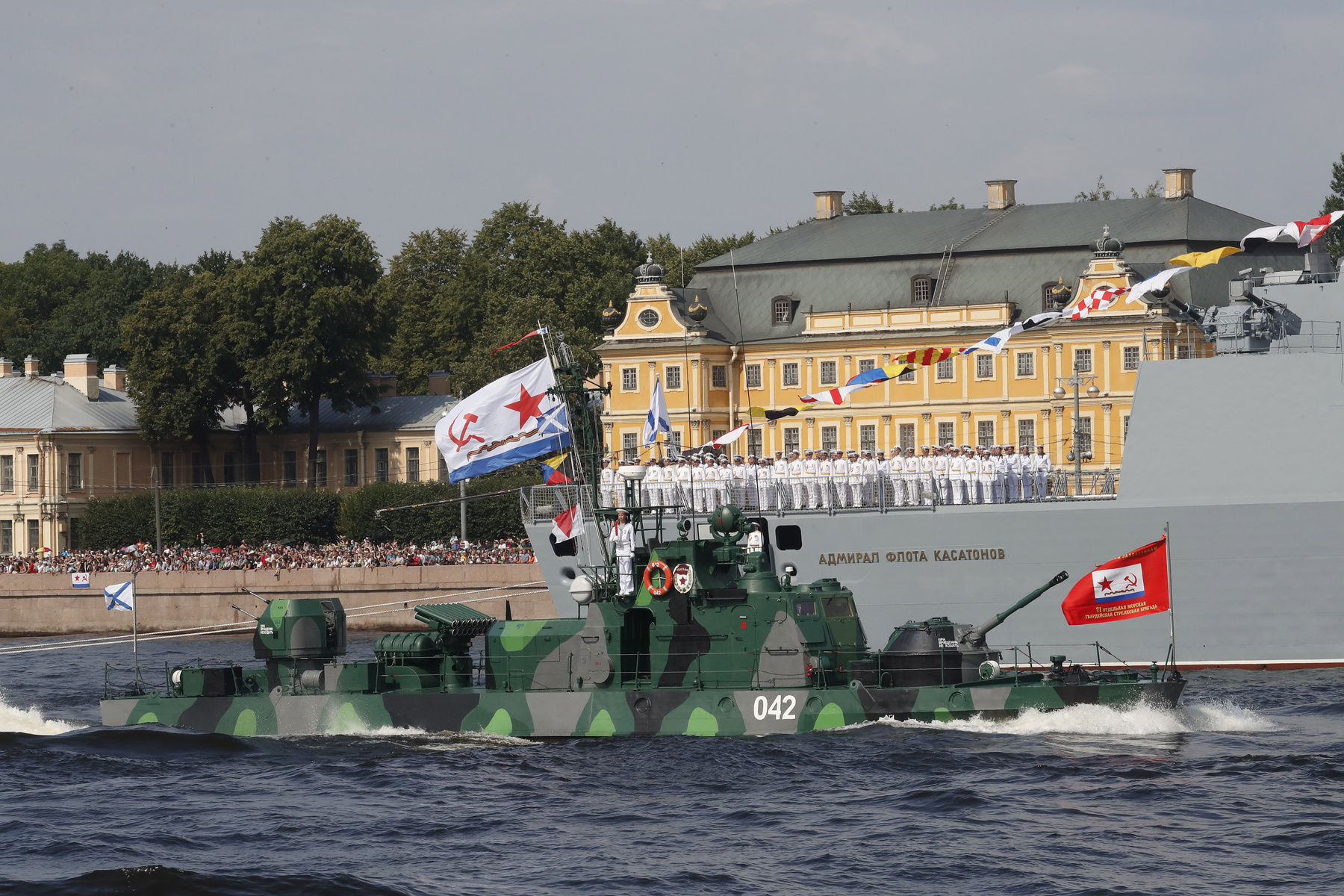 Vlagyimir Putyin orosz elnök (k), Szergej Sojgu védelmi miniszter (b) és Nyikolaj Jevmenov az orosz haditengerészet főparancsnoka a díszszemlén 
