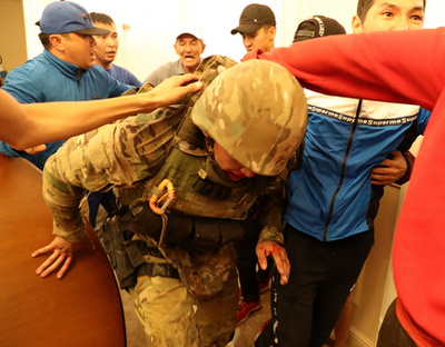 Almazbek Atambajev volt kirgiz államfõ támogatói Atambajev házában miután lefegyverezték a behatoló rendõrségi kommandósokat 