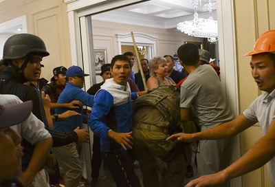 Almazbek Atambajev volt kirgiz államfõ támogatói Atambajev házában miután lefegyverezték a behatoló rendõrségi kommandósokat 