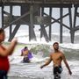Hullámlovasok a Dorian hurrikán érkezése előtt kedden a floridai Daytona Beach partján