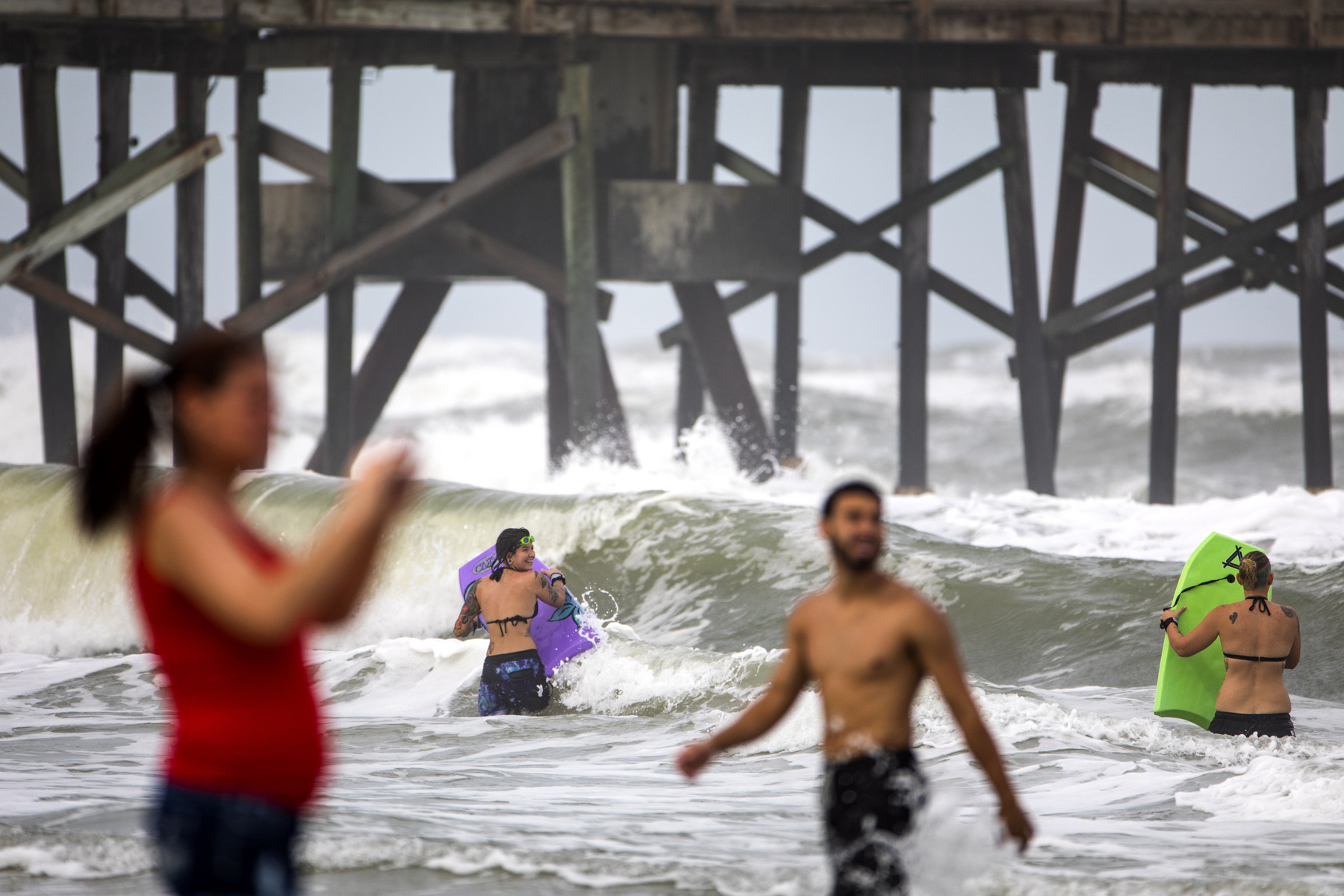 Egy riportert csap le a Dorian által felkorbácsolt erős hullám a  Jensen Beach Causeway Parkban, Floridában 2019. szeptember 3-án