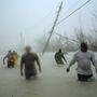 Önkéntesek a Dorian hurrikán által okozott viharban a Bahama-szigeten fekvő Freeportban
