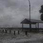 Erős széllel és eső Jensen Beachnél, Floridában szeptember 3-án