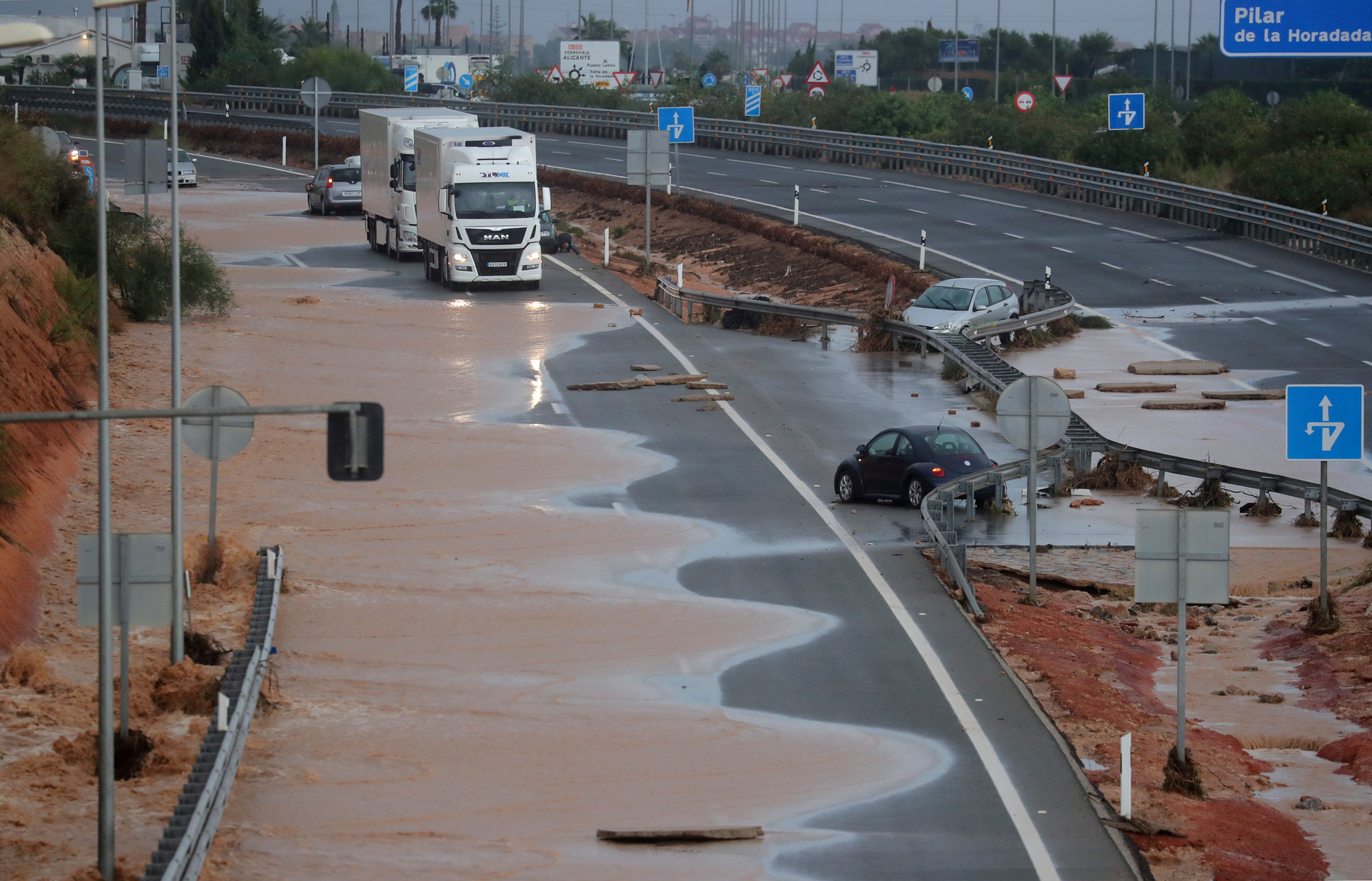 A spanyol meteorológiai szolgálat szerint a valenciai Oruhuela településen az elmúlt 48 órában négyzetméterenként 400 litert meghaladó csapadék esett. Ontinyentben hat óra alatt négyzetméterenként több mint 300 liter csapadék esett, akkora mennyiség, amennyi általában fél év alatt szokott.