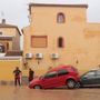 Legkevesebb öt áldozata van az esőzéseknek és villámárvízeknek Spanyolország délkeleti részén. A hirtelen lezúduló, rekordmennyiségű eső miatt megáradtak a folyók Valencia, Murcia és Andalúzia területén, több települést elárasztva vízzel. Több mint 3500 embert kellett kitelepíteni.