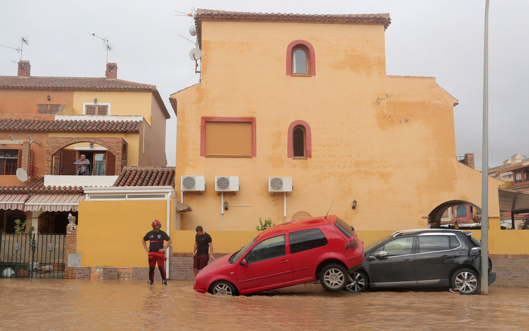 A spanyol meteorológiai szolgálat szerint a valenciai Oruhuela településen az elmúlt 48 órában négyzetméterenként 400 litert meghaladó csapadék esett. Ontinyentben hat óra alatt négyzetméterenként több mint 300 liter csapadék esett, akkora mennyiség, amennyi általában fél év alatt szokott.