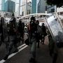 Rohamrendőrök érkeznek a tüntetésre Hongkongban vasárnap