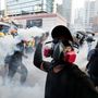Vissza a feladóhoz, azaz a tüntető dobja a rendőrökre a könnygázgránátot