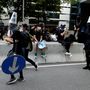 Tüntetők utcajelző táblákkal vonultak pajzsként használva a rendőrség ellen