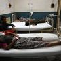 A pakisztáni földrengés sérültje a mírpuri kórházban szerdán