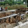 Földrengésben megsemmisült út a pakisztáni Mírpurban