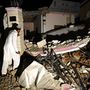 Összeomlott épület Mírpurban kedd este a földrengés után