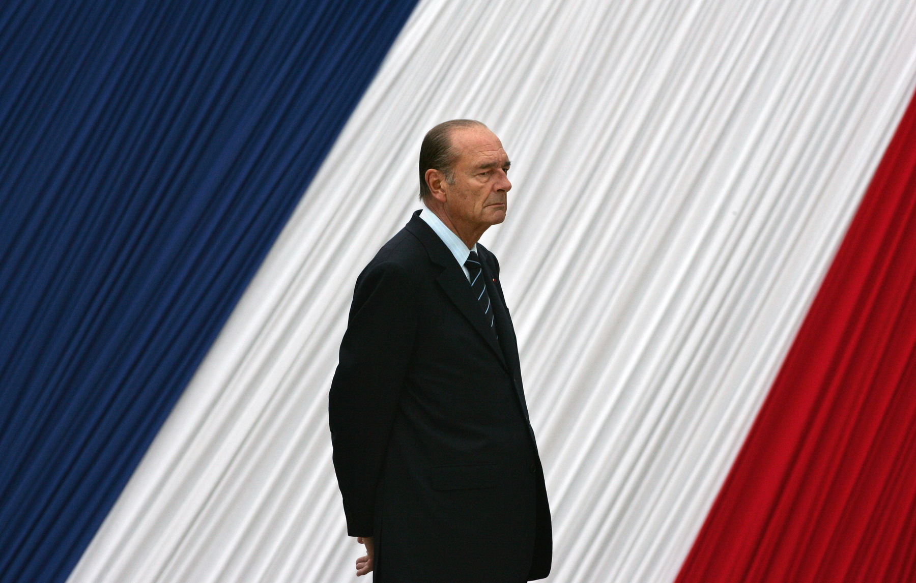 Chirac üdvözli utódják Nicolas Sarkozyt az Élysée-palotában 2007. május 16-án