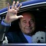 Jacques Chirac integet az autóból, amikor Breganconba érkezik 2006. augusztus 2-án